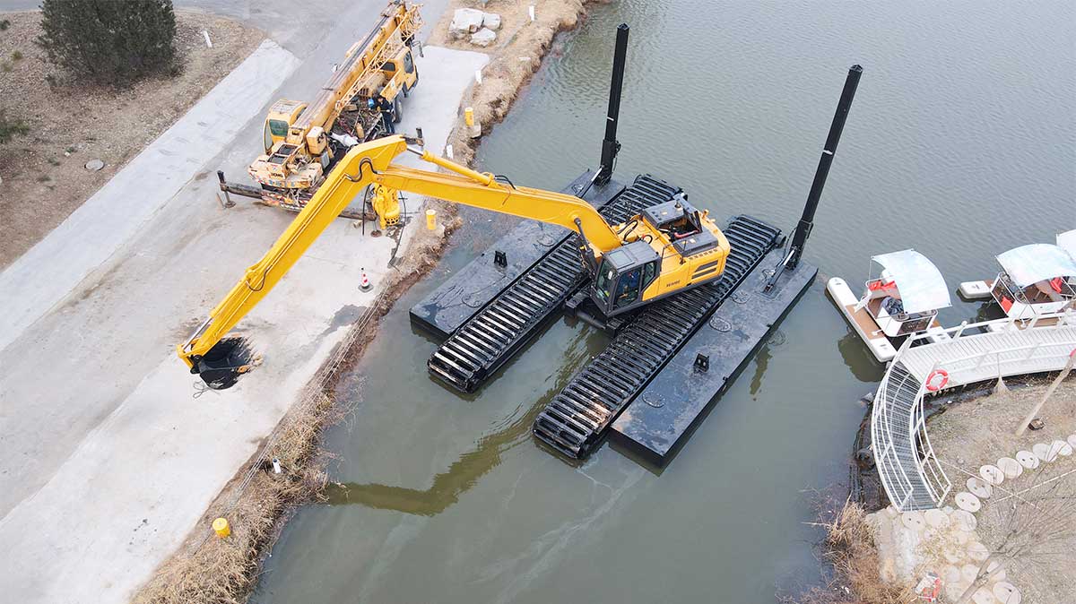 excavateur-amphibien-2 Drague amphibie avec lame excavatrice
