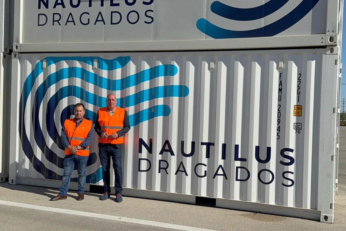 visita-noriega-nautilus Javier Noriega posa junto a Fran Manen junto a contenedores de Nautilus Dragados