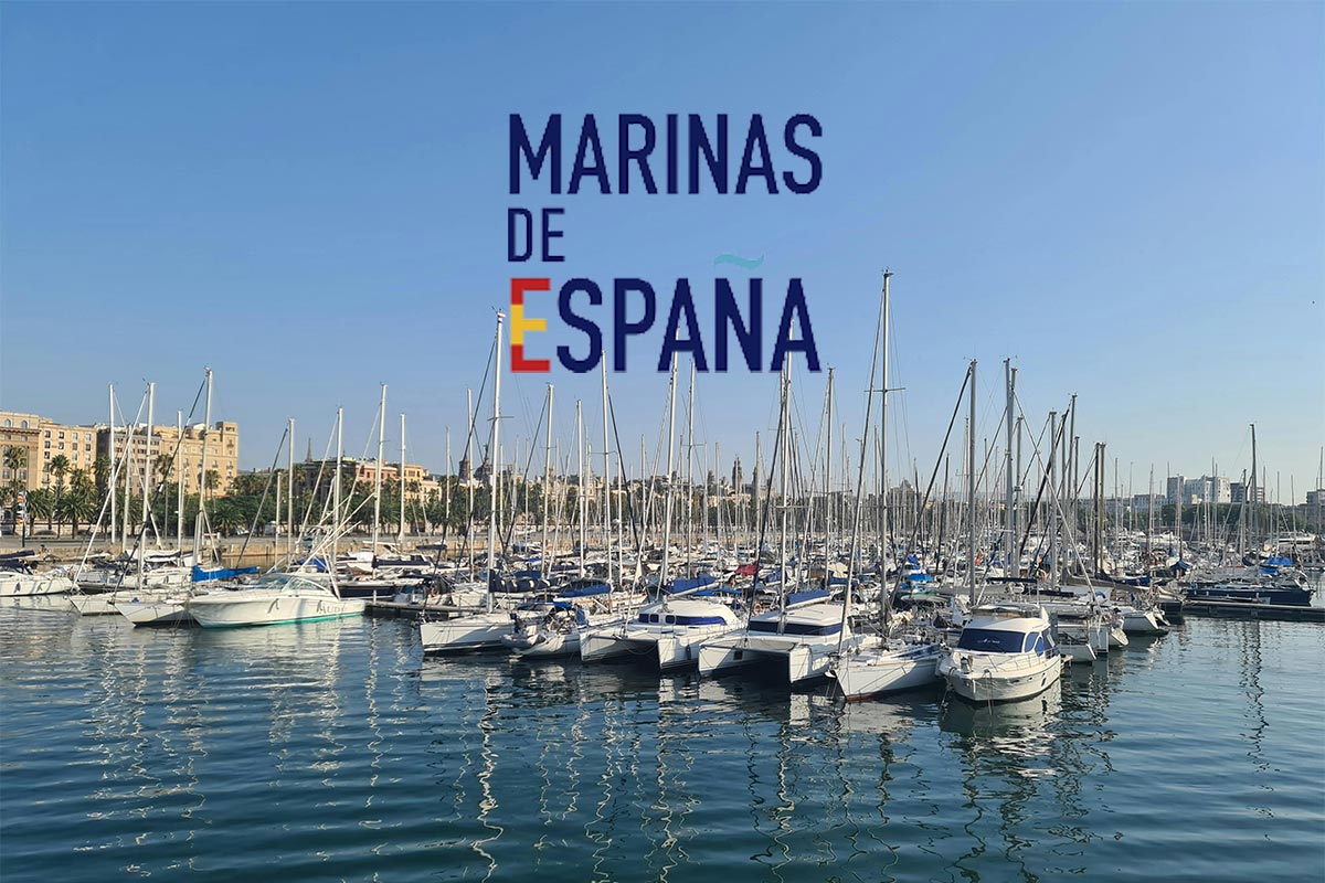 Puerto deportivo con logotipo de Marinas de España