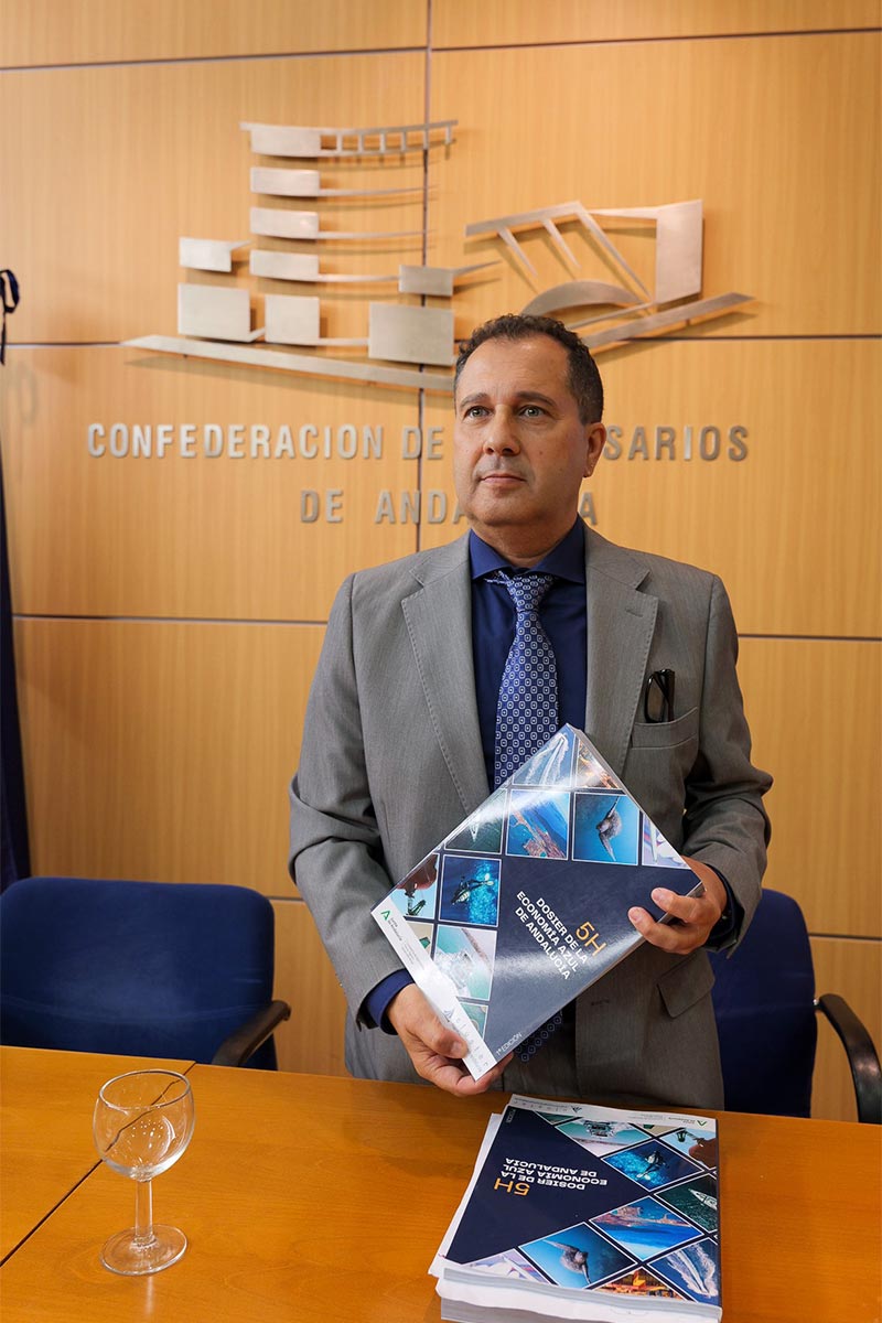 Fran Manen avec le dossier 5H sur l'économie bleue de l'Andalousie
