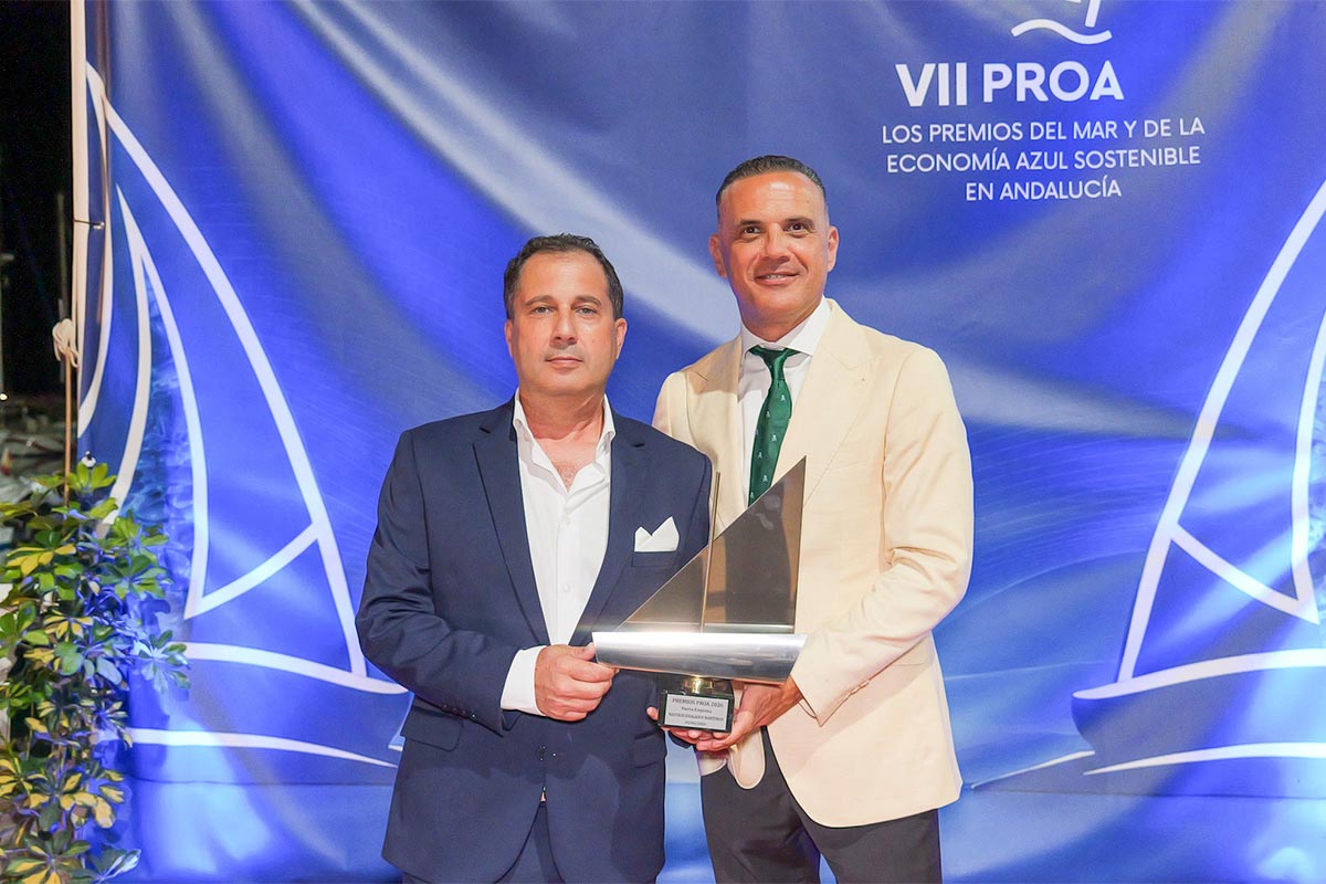 Fran Manen y Tony Fernández con el premio Proa 2026