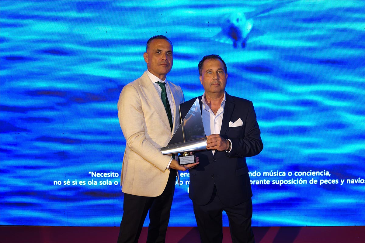 Tony Fernández y Fran Manen sosteniendo el Premio Proa 2026